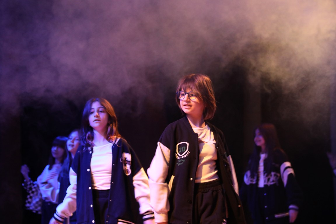 Kültür Sahnesi'nde: Büyülü Adımlar...