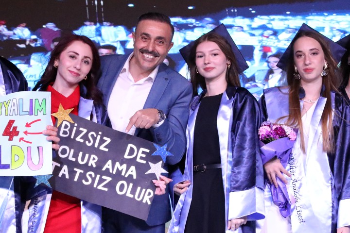 12. sınıf öğrencilerimizin mezuniyetlerini kutluyor, yeni bir başlangıca adım atmalarının heyecanını hep birlikte yaşıyoruz! 