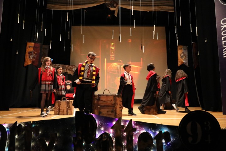 SAHNEDE BÜYÜLÜ BİR GECE: 4. SINIFLARIMIZDAN HARRY POTTER GÖSTERİSİ