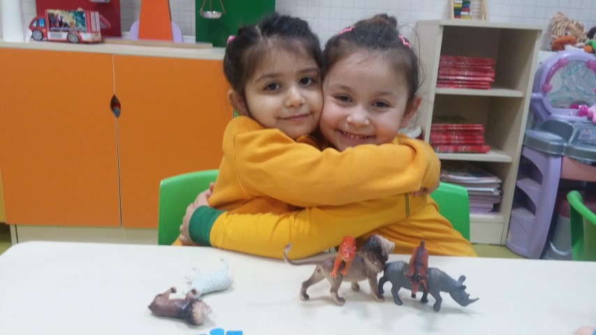 Biz Sevgi Dolu Çocuklarız...