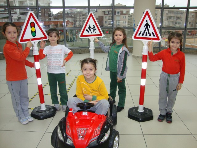 Birinci sınıflar trafikte...